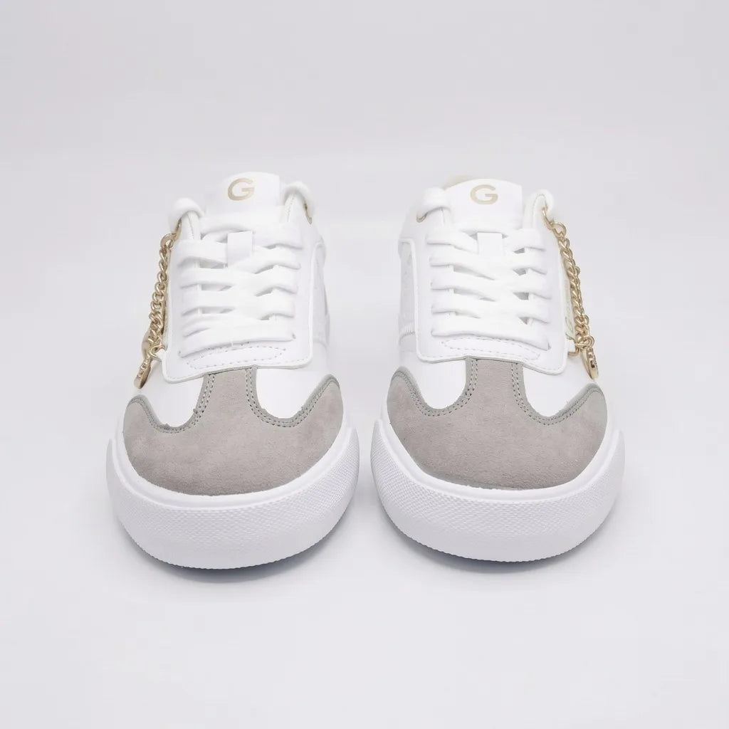 GBG Tenis Moderno Blanco Dijes Dorado Lateral Suela Blanca | Photo Studio AI | 5