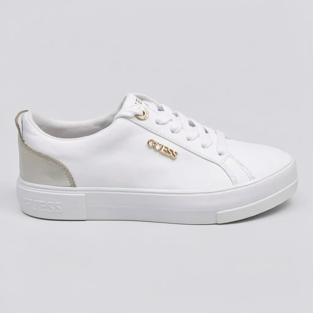 Guess Tenis Plataforma Blanco Detalles Dorado Lateral y Talón Suela Blanca | Photo Studio AI | 1