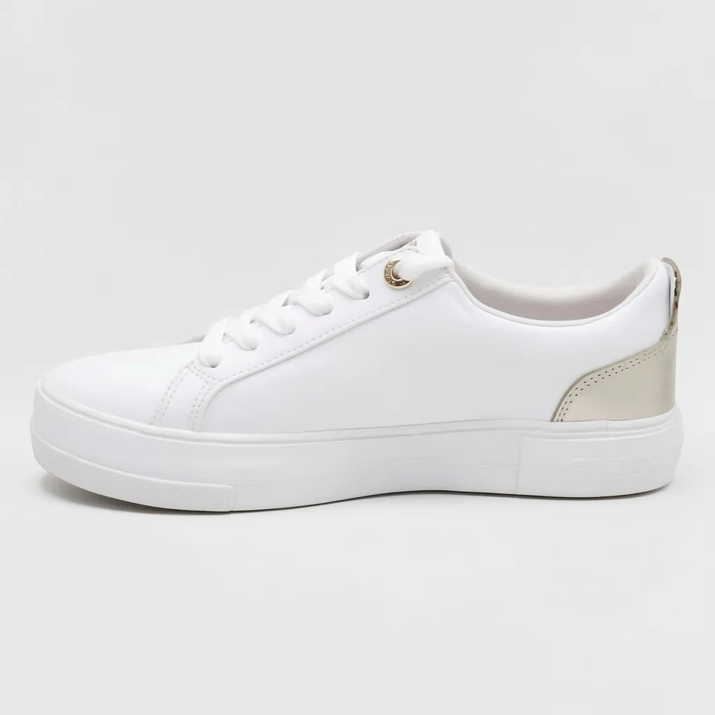 Guess Tenis Plataforma Blanco Detalles Dorado Lateral y Talón Suela Blanca | Photo Studio AI | 2