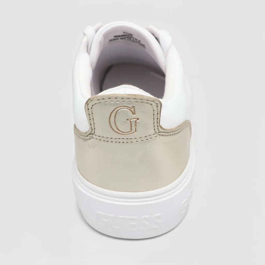 Guess Tenis Plataforma Blanco Detalles Dorado Lateral y Talón Suela Blanca | Photo Studio AI | 3