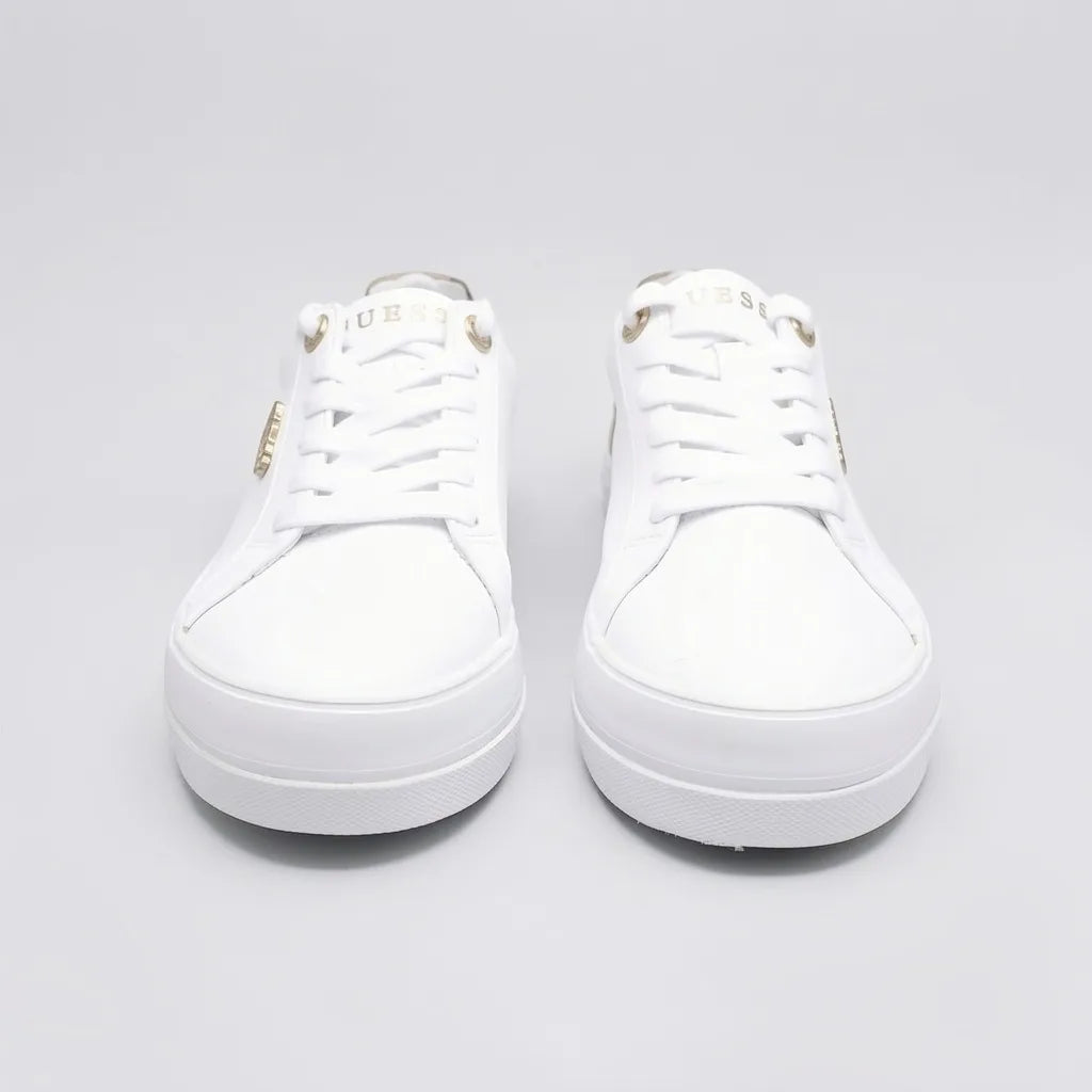 Guess Tenis Plataforma Blanco Detalles Dorado Lateral y Talón Suela Blanca | Photo Studio AI | 4