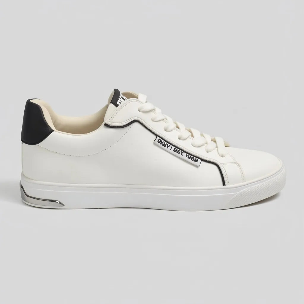 DKNY Tenis Minimal Blanco hueso Detalles Negro Lateral, Lengüeta y talón Suela Blanca | Photo Studio AI | 2