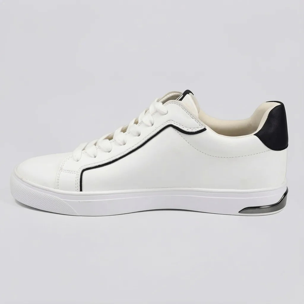 DKNY Tenis Minimal Blanco hueso Detalles Negro Lateral, Lengüeta y talón Suela Blanca | Photo Studio AI | 3