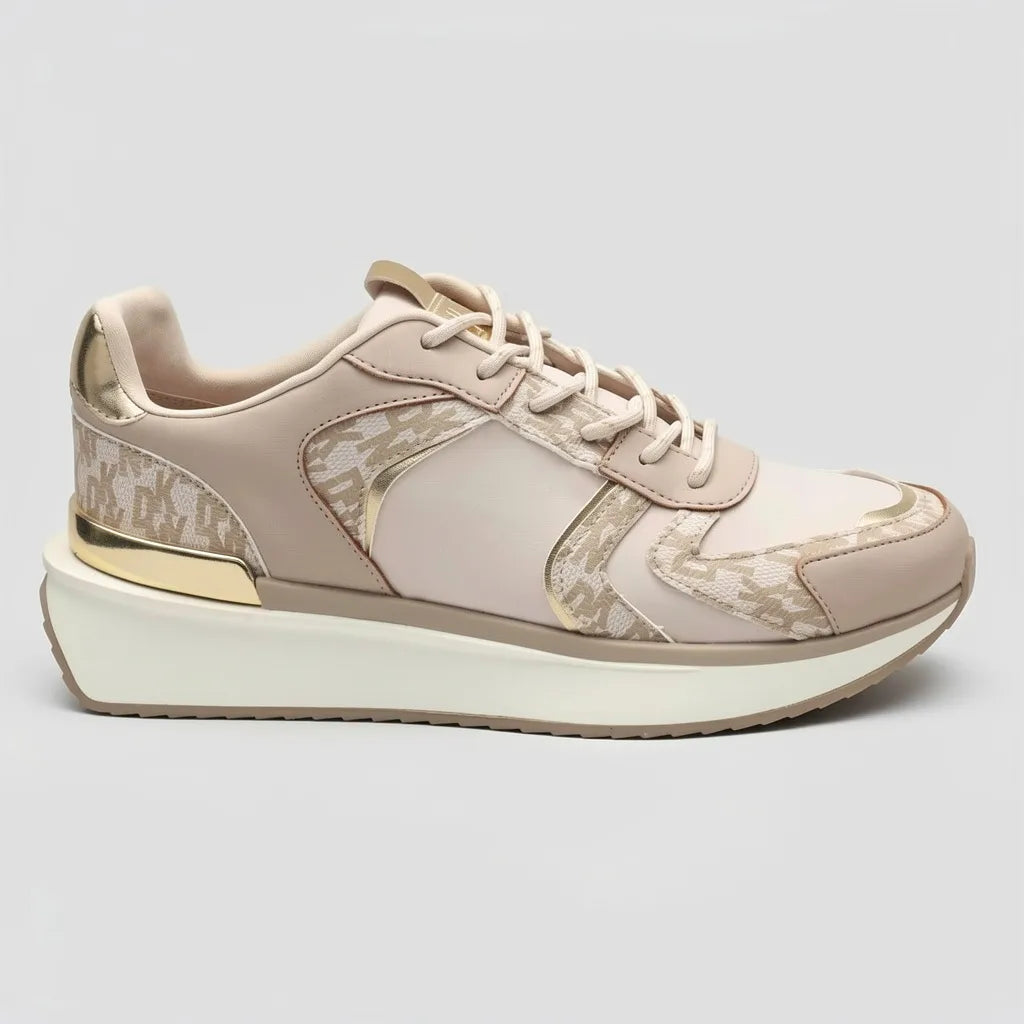 DKNY Tenis Deportivo/ Casual Arena Estampado Gris Lateral y punta Suela Blanca/ Arena | Photo Studio AI | 1