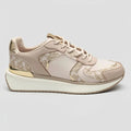 DKNY Tenis Deportivo/ Casual Arena Estampado Gris Lateral y punta Suela Blanca/ Arena | Photo Studio AI | 1