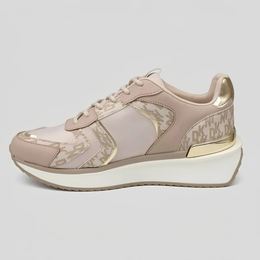 DKNY Tenis Deportivo/ Casual Arena Estampado Gris Lateral y punta Suela Blanca/ Arena | Photo Studio AI | 2