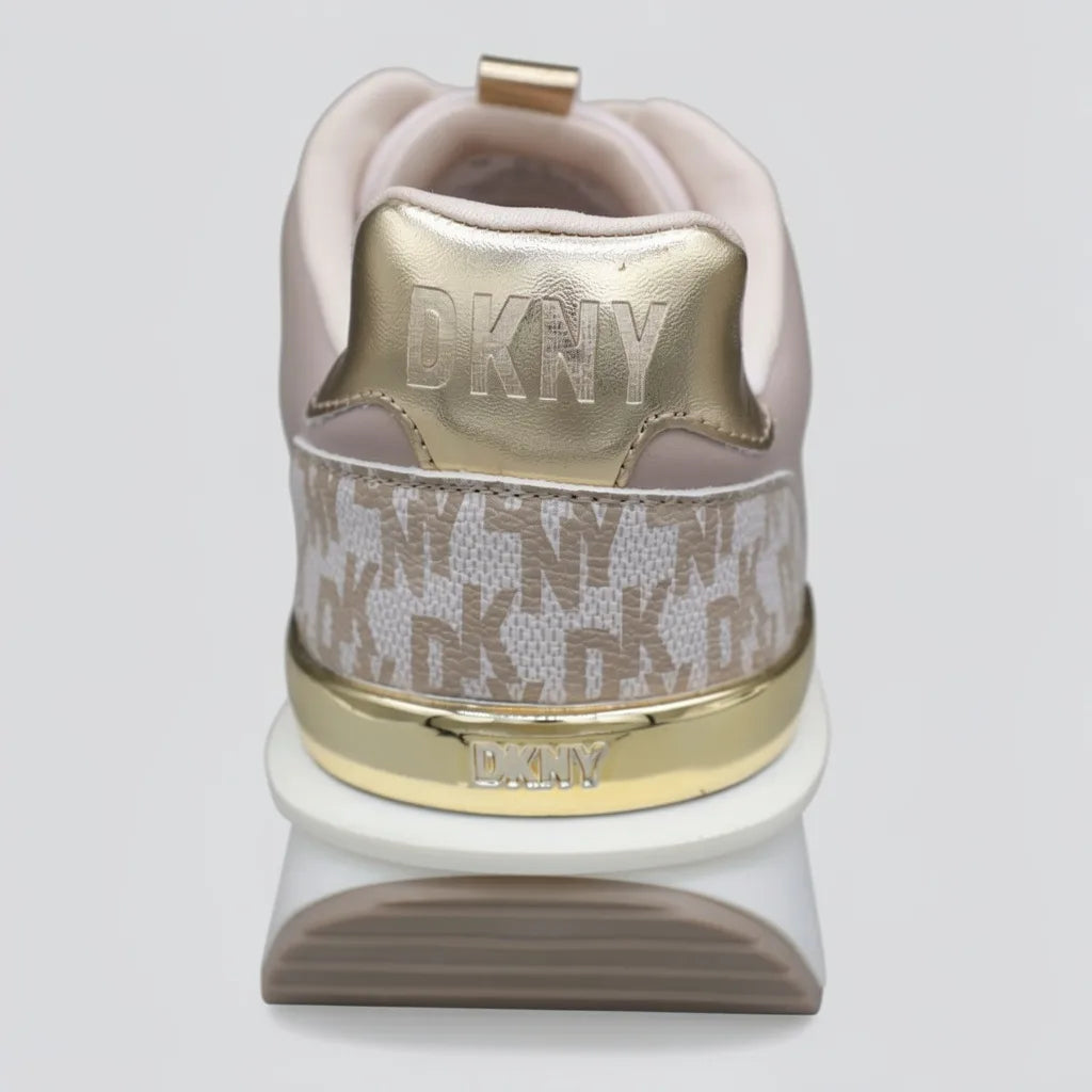 DKNY Tenis Deportivo/ Casual Arena Estampado Gris Lateral y punta Suela Blanca/ Arena | Photo Studio AI | 3