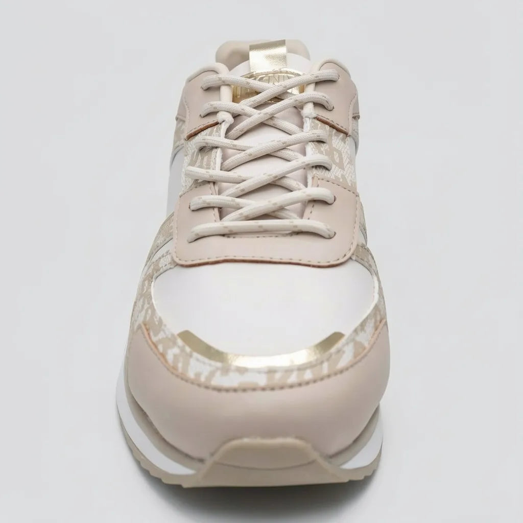 DKNY Tenis Deportivo/ Casual Arena Estampado Gris Lateral y punta Suela Blanca/ Arena | Photo Studio AI | 4