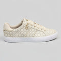 GBG Tenis Moderno Beige Estampado Dorado Todo Suela Blanca | Photo Studio AI | 1