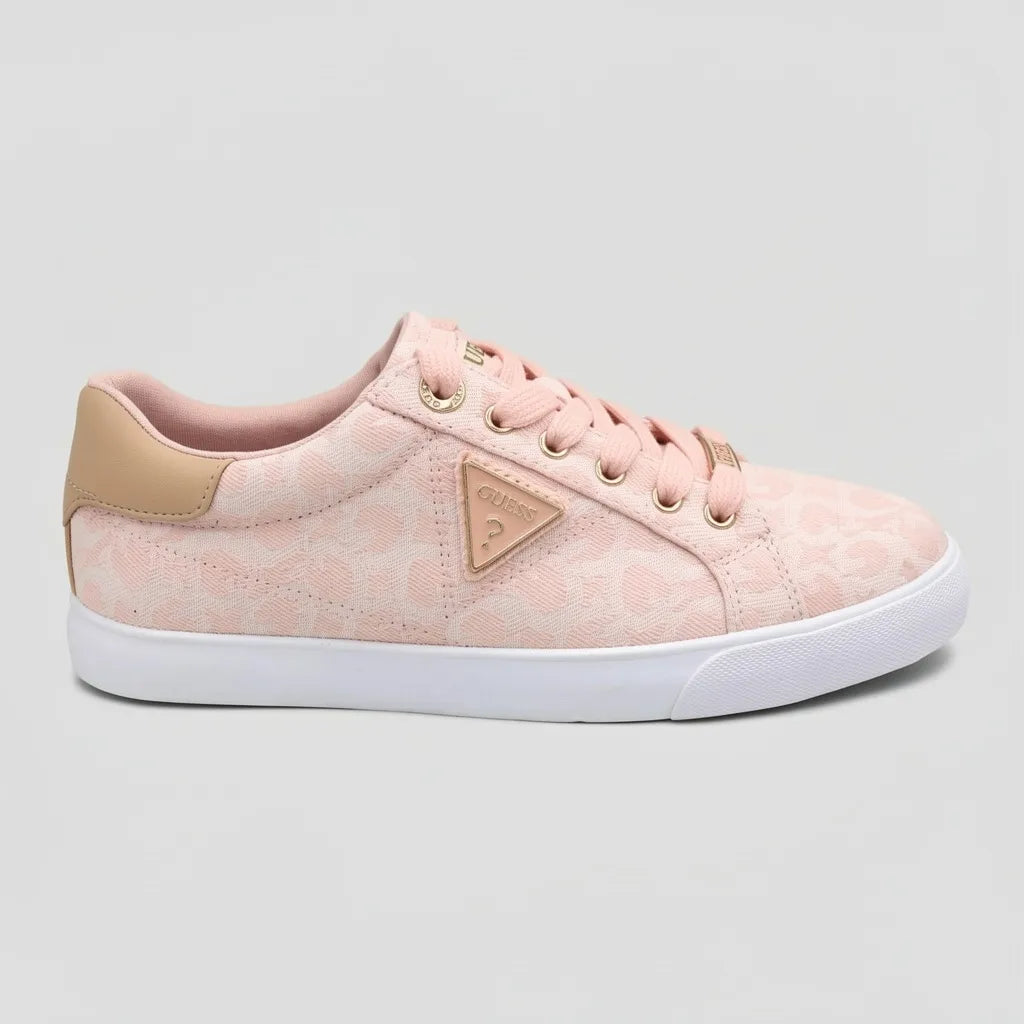 Guess Tenis Moderno Rosado Estampado G Beige Lateral y Talón Suela Blanca | Photo Studio AI | 1