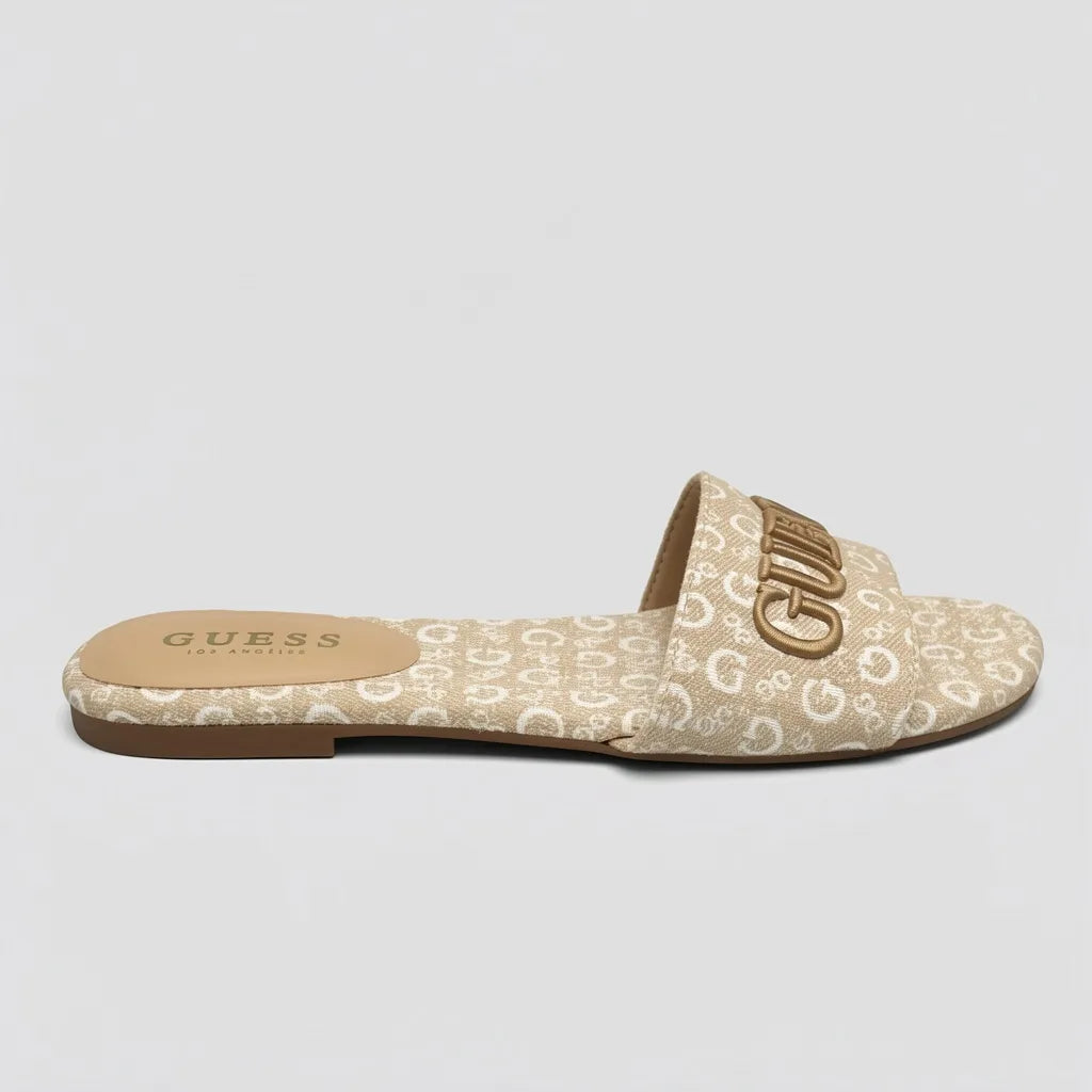 Guess Sandalia Slip On Beige Bordado G Blanco Todo Suela Café Oscuro | Photo Studio AI | 1