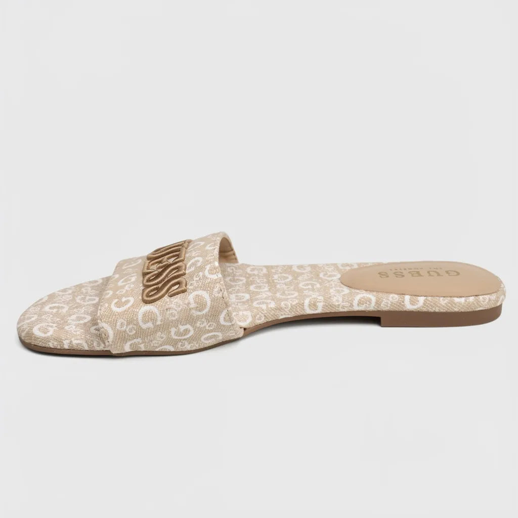 Guess Sandalia Slip On Beige Bordado G Blanco Todo Suela Café Oscuro | Photo Studio AI | 2