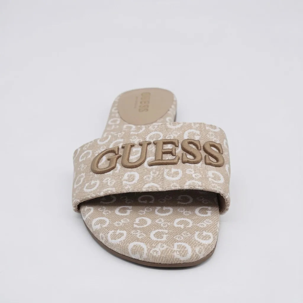 Guess Sandalia Slip On Beige Bordado G Blanco Todo Suela Café Oscuro | Photo Studio AI | 4