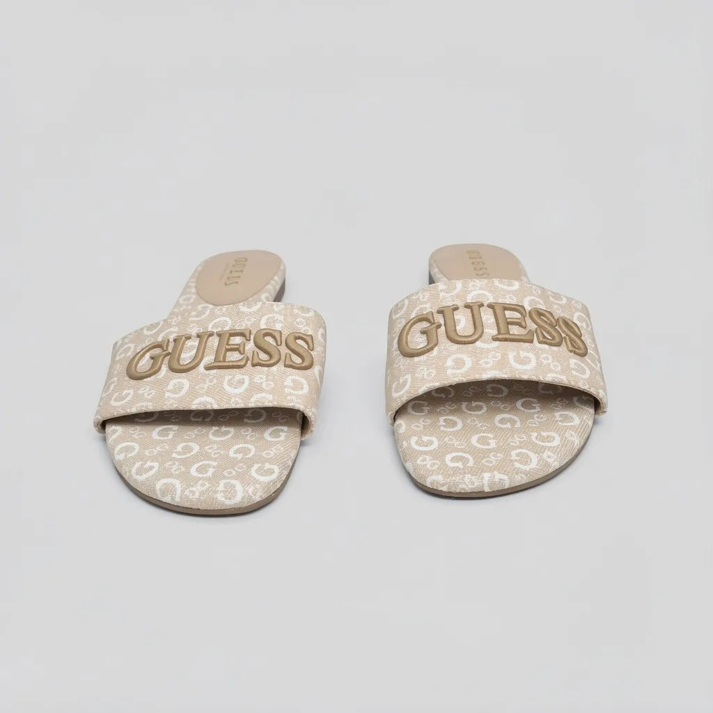 Guess Sandalia Slip On Beige Bordado G Blanco Todo Suela Café Oscuro | Photo Studio AI | 5