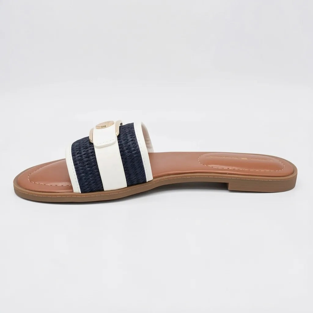 Tommy Sandalia Slip On Blanco Hebilla Azul Empeine Suela Café | Photo Studio AI | 1