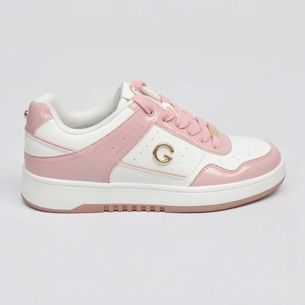 GBG Tenis Moderno Blanco Detalles Rosado/ Dorado Lengüeta, cintas, lateral y talón Suela Blanca/ Rosado | Photo Studio AI | 1