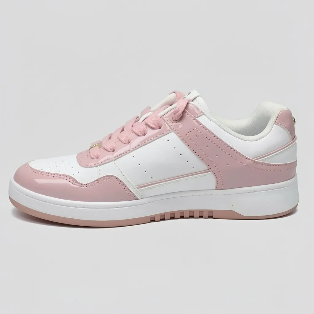 GBG Tenis Moderno Blanco Detalles Rosado/ Dorado Lengüeta, cintas, lateral y talón Suela Blanca/ Rosado | Photo Studio AI | 2