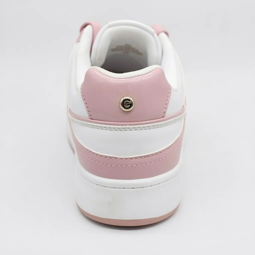 GBG Tenis Moderno Blanco Detalles Rosado/ Dorado Lengüeta, cintas, lateral y talón Suela Blanca/ Rosado | Photo Studio AI | 3