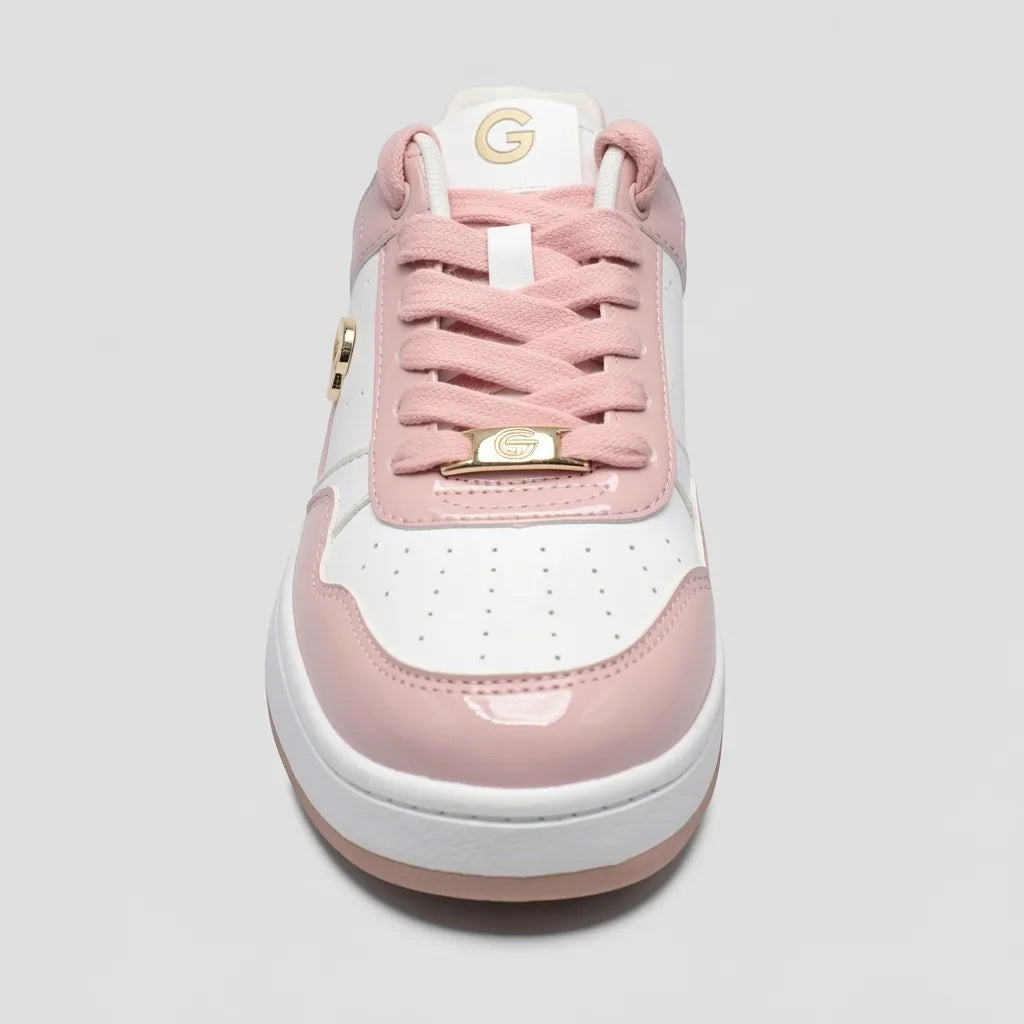 GBG Tenis Moderno Blanco Detalles Rosado/ Dorado Lengüeta, cintas, lateral y talón Suela Blanca/ Rosado | Photo Studio AI | 4