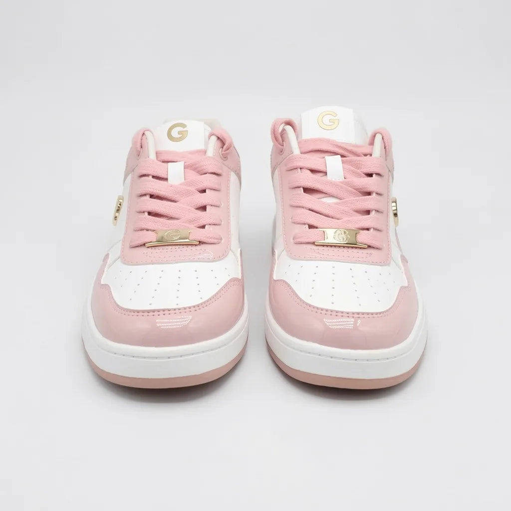 GBG Tenis Moderno Blanco Detalles Rosado/ Dorado Lengüeta, cintas, lateral y talón Suela Blanca/ Rosado | Photo Studio AI | 5