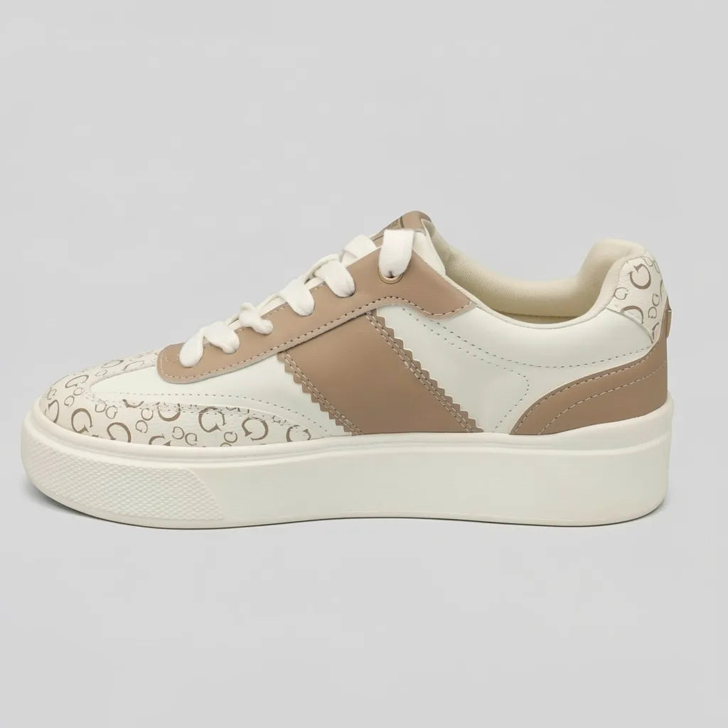 Guess Tenis Plataforma Blanco hueso Estampado G Café Claro Todo Suela Blanco Hueso | Photo Studio AI | 1