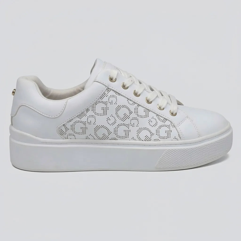 Guess Tenis Plataforma Blanco Estampado G Café Claro Lateral Suela Blanca | Photo Studio AI | 1