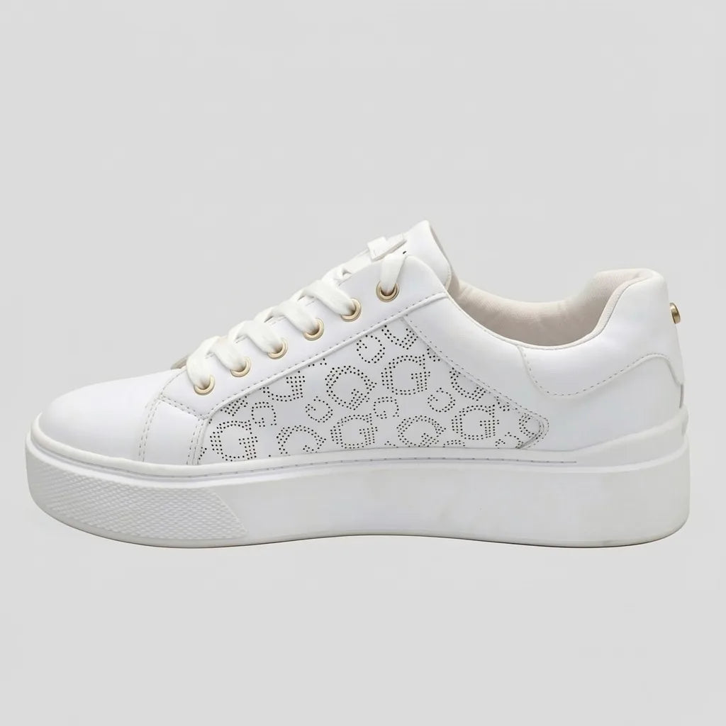 Guess Tenis Plataforma Blanco Estampado G Café Claro Lateral Suela Blanca | Photo Studio AI | 2