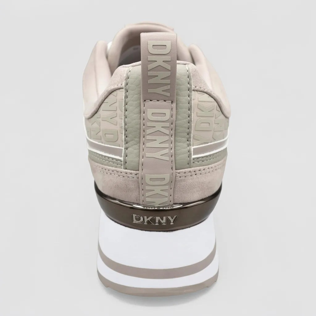 DKNY Tenis Deportivo/ Casual Beige Placa N/A Talón Suela Blanca/ gris | Photo Studio AI | 4