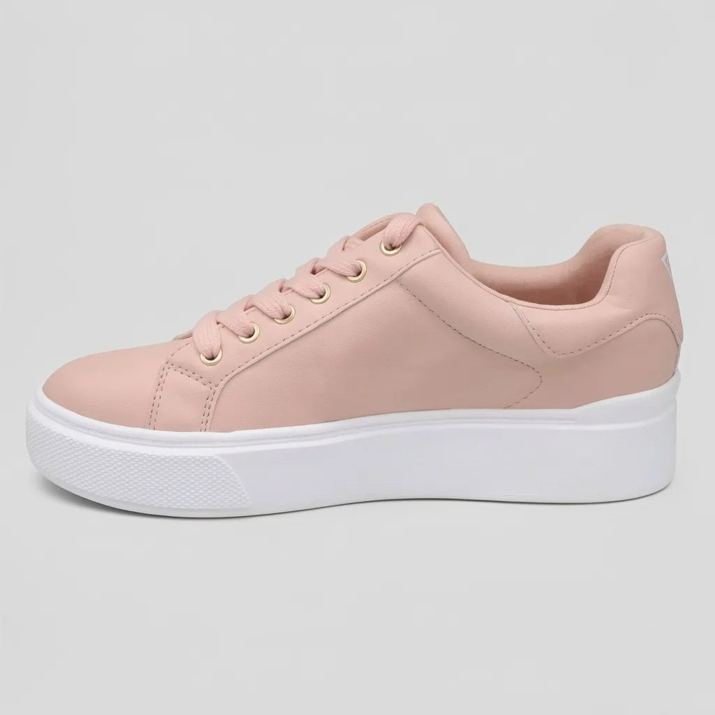 Guess Tenis Plataforma Rosado Cadena Dorado Lateral Suela Blanca | Photo Studio AI | 1