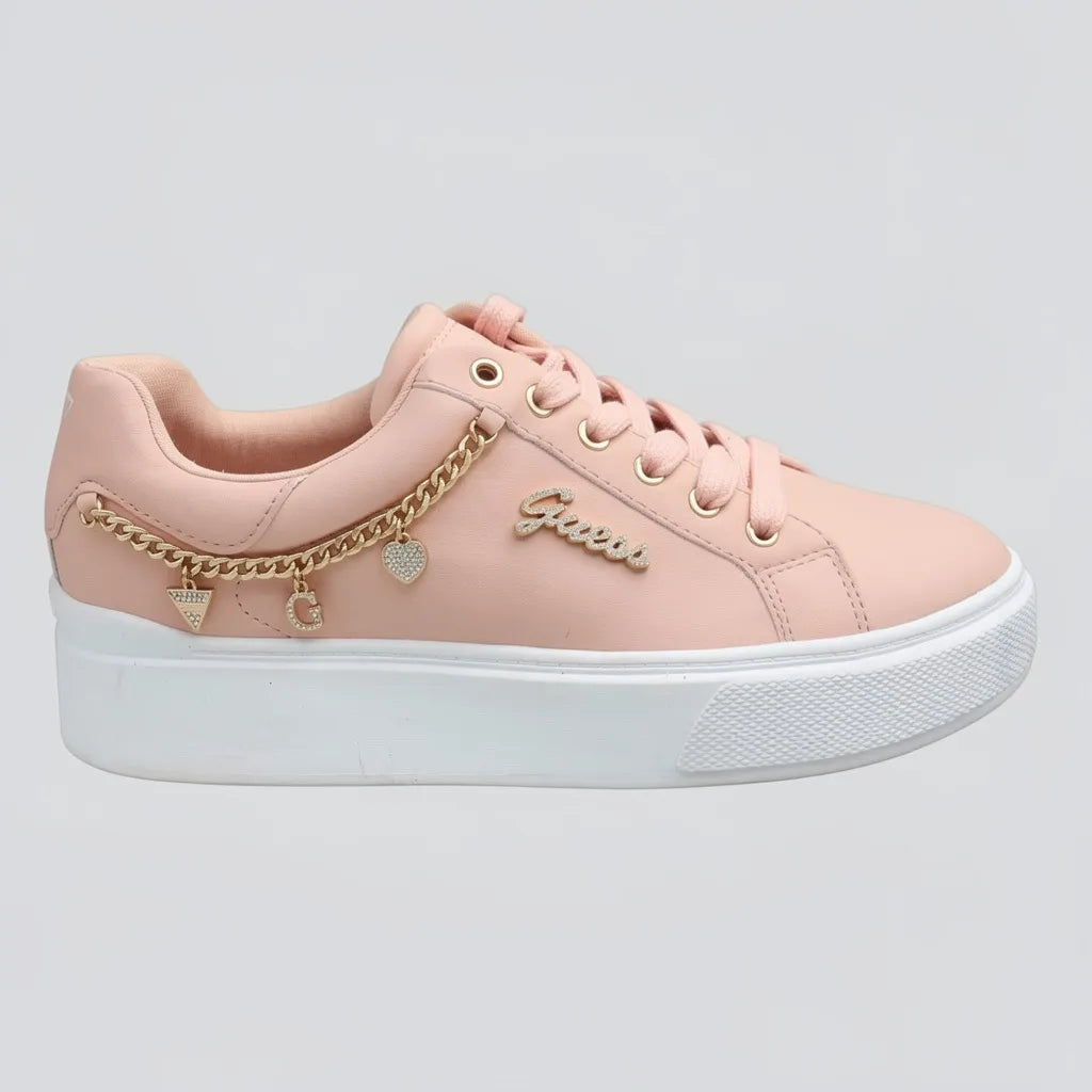 Guess Tenis Plataforma Rosado Cadena Dorado Lateral Suela Blanca | Photo Studio AI | 2