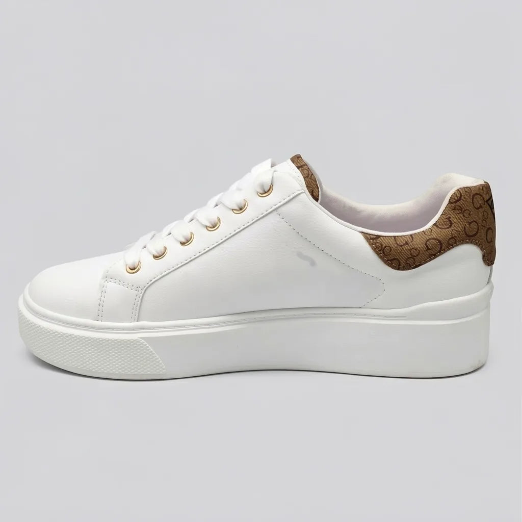 Guess Tenis Plataforma Blanco Estampado G Café Claro Talón Suela Blanca | Photo Studio AI | 1