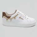 Guess Tenis Plataforma Blanco Estampado G Café Claro Talón Suela Blanca | Photo Studio AI | 2