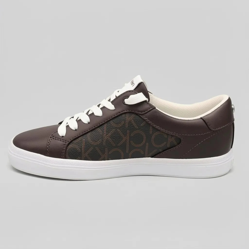 Calvin Klein Tenis Moderno Café Oscuro Estampado Café Claro Lateral Suela Blanca | Photo Studio AI | 2