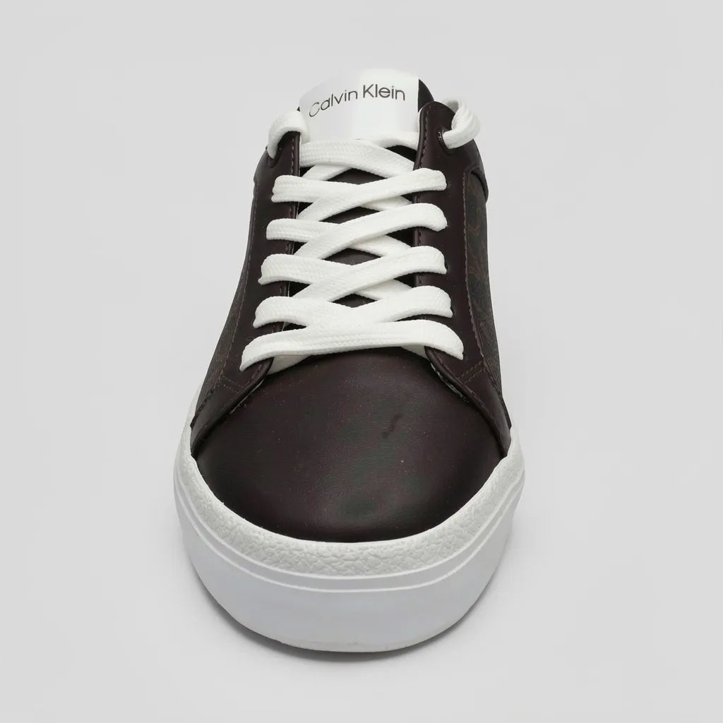 Calvin Klein Tenis Moderno Café Oscuro Estampado Café Claro Lateral Suela Blanca | Photo Studio AI | 3