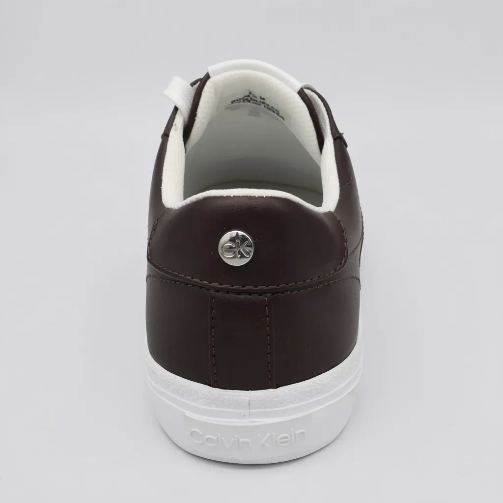 Calvin Klein Tenis Moderno Café Oscuro Estampado Café Claro Lateral Suela Blanca | Photo Studio AI | 4