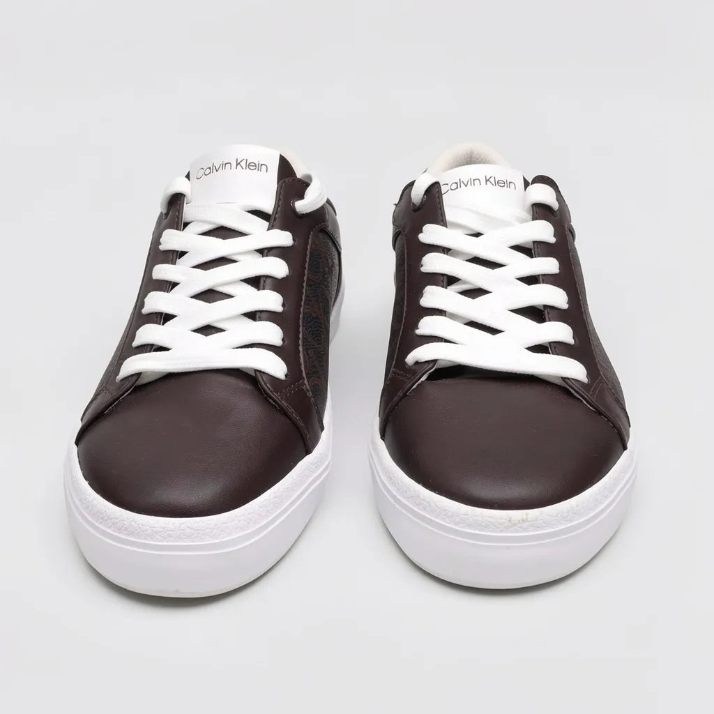 Calvin Klein Tenis Moderno Café Oscuro Estampado Café Claro Lateral Suela Blanca | Photo Studio AI | 5