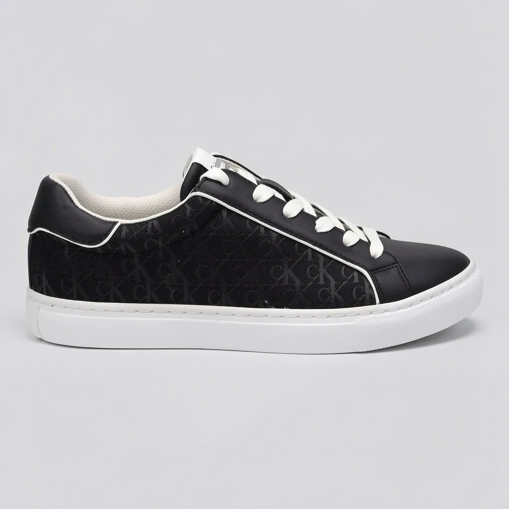 Calvin Klein Tenis Moderno Negro Estampado N/A Lateral Suela Blanca | Photo Studio AI | 1