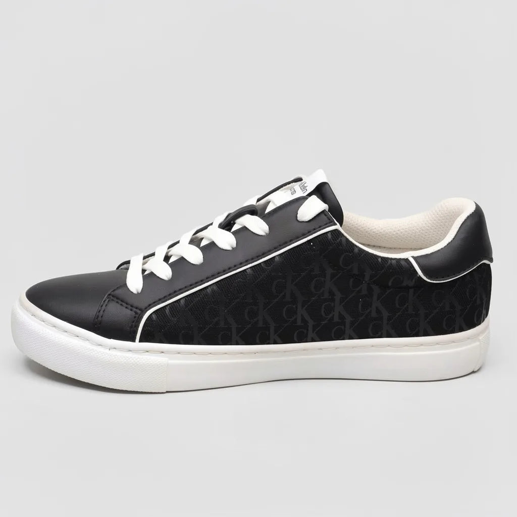 Calvin Klein Tenis Moderno Negro Estampado N/A Lateral Suela Blanca | Photo Studio AI | 2
