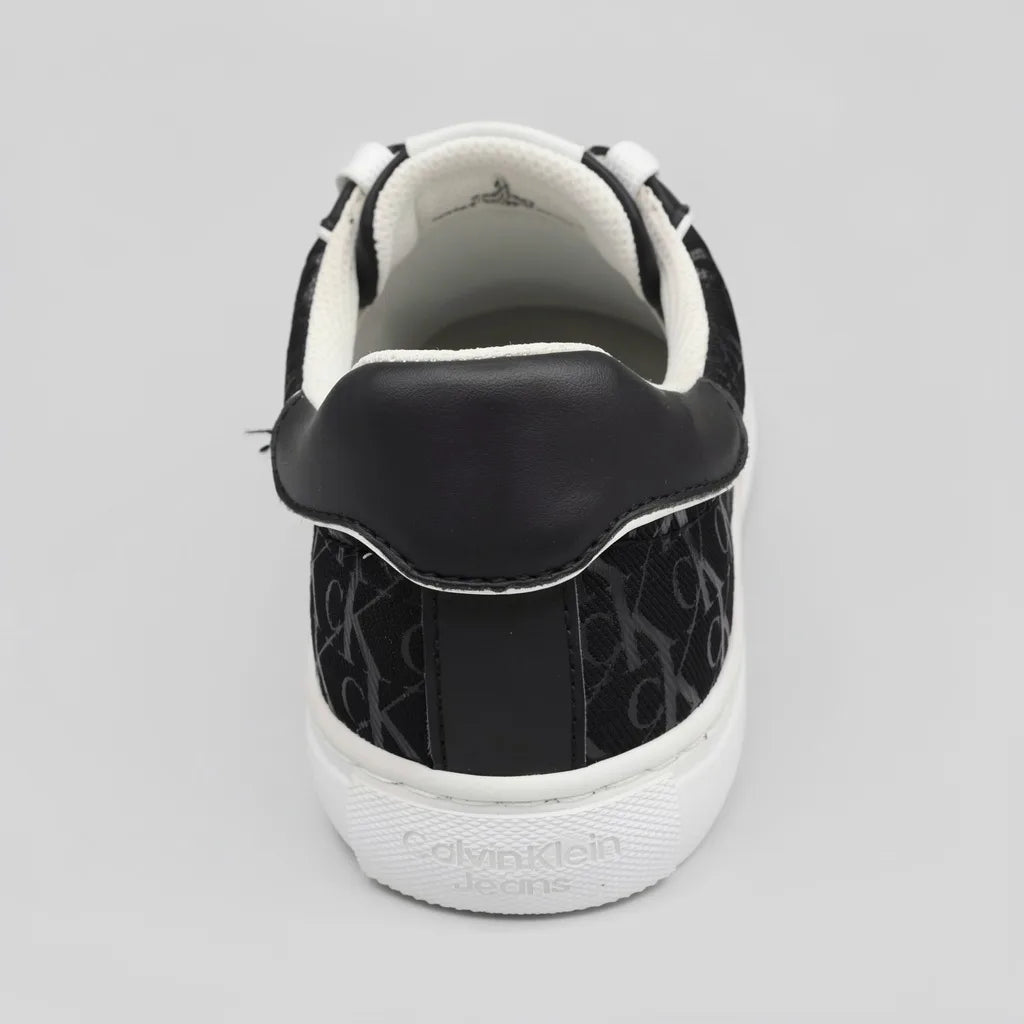 Calvin Klein Tenis Moderno Negro Estampado N/A Lateral Suela Blanca | Photo Studio AI | 3