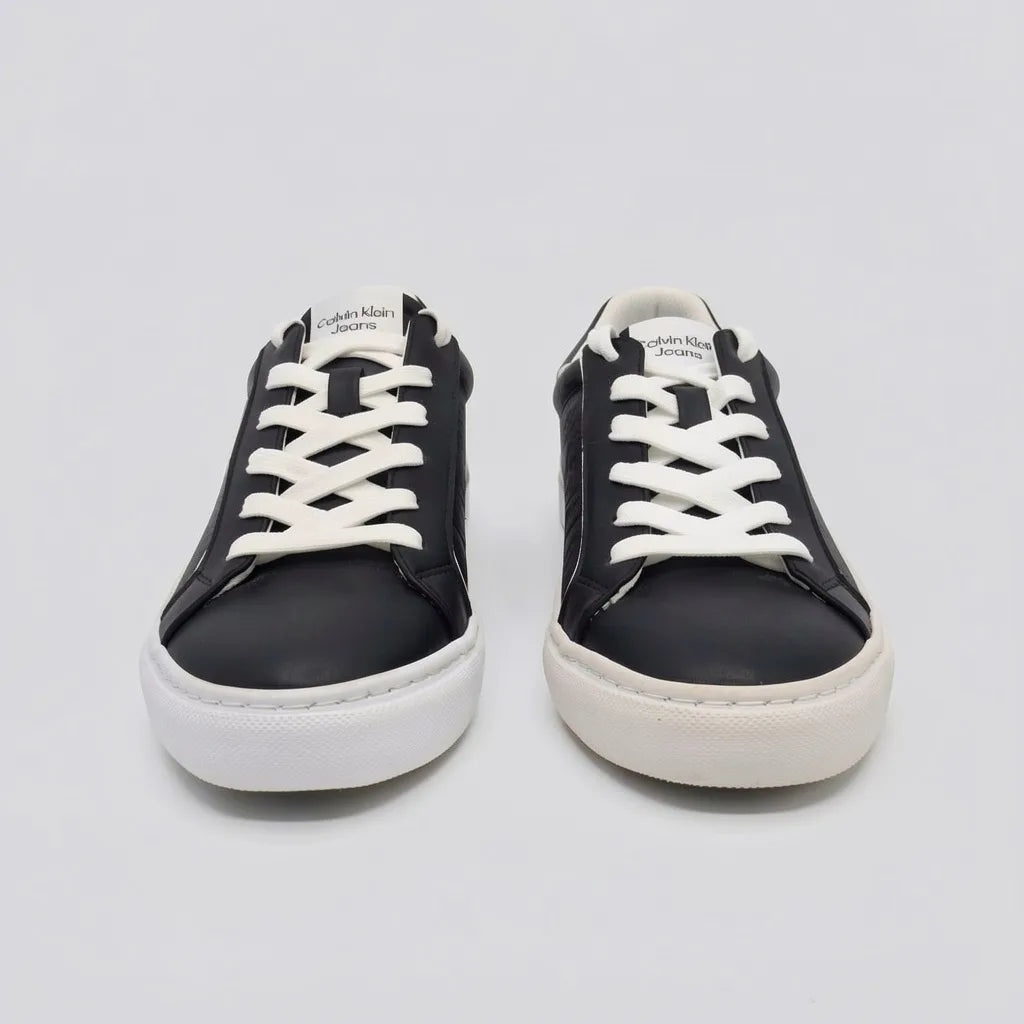 Calvin Klein Tenis Moderno Negro Estampado N/A Lateral Suela Blanca | Photo Studio AI | 5