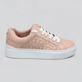Guess Tenis Plataforma Rosado Estampado G Dorado Lateral Suela Blanca | Photo Studio AI | 1