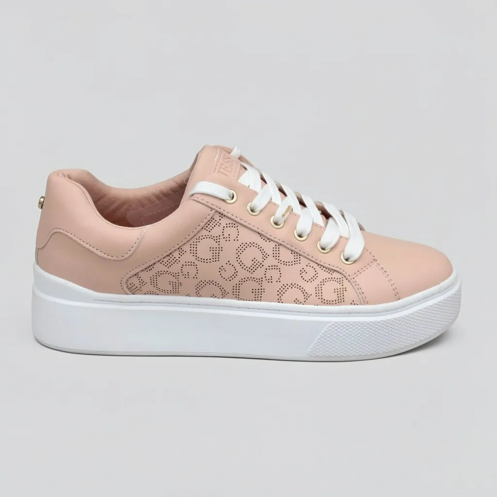 Guess Tenis Plataforma Rosado Estampado G Dorado Lateral Suela Blanca | Photo Studio AI | 1