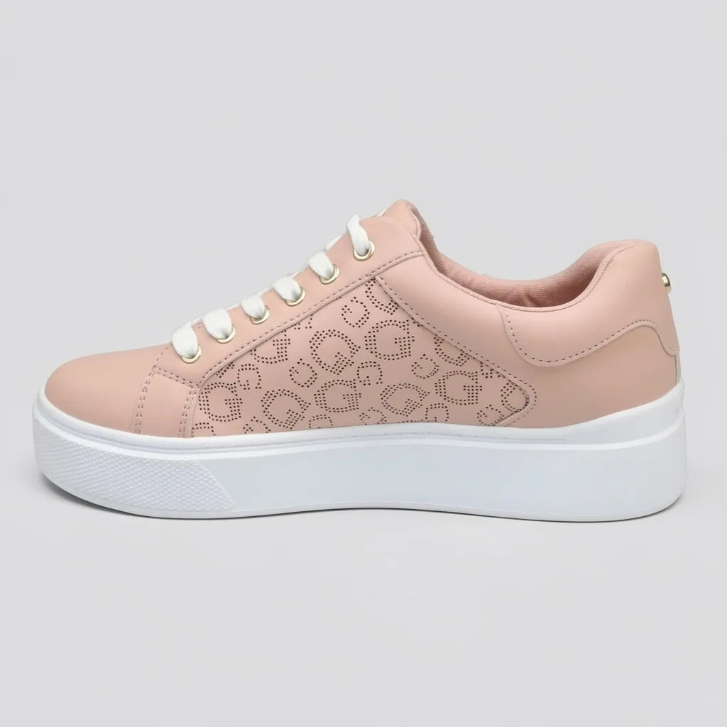 Guess Tenis Plataforma Rosado Estampado G Dorado Lateral Suela Blanca | Photo Studio AI | 2
