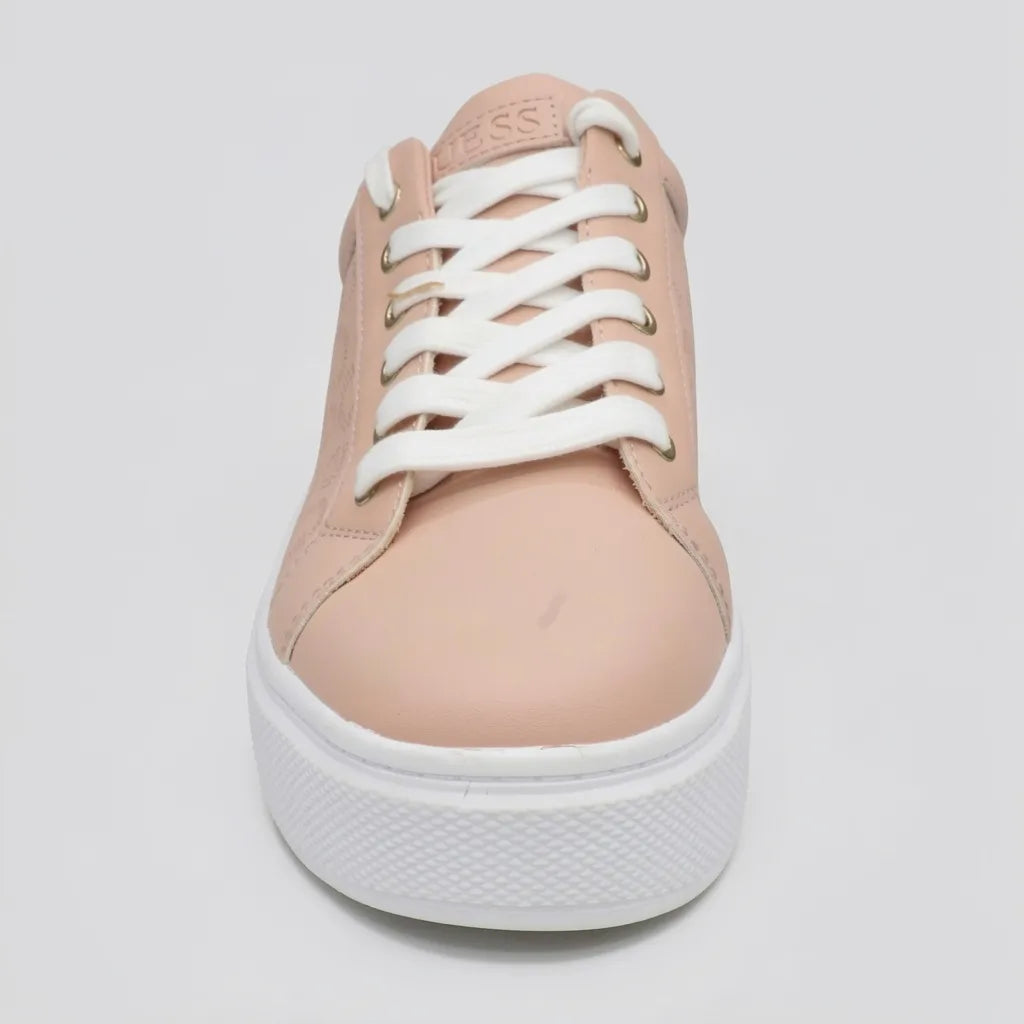 Guess Tenis Plataforma Rosado Estampado G Dorado Lateral Suela Blanca | Photo Studio AI | 3