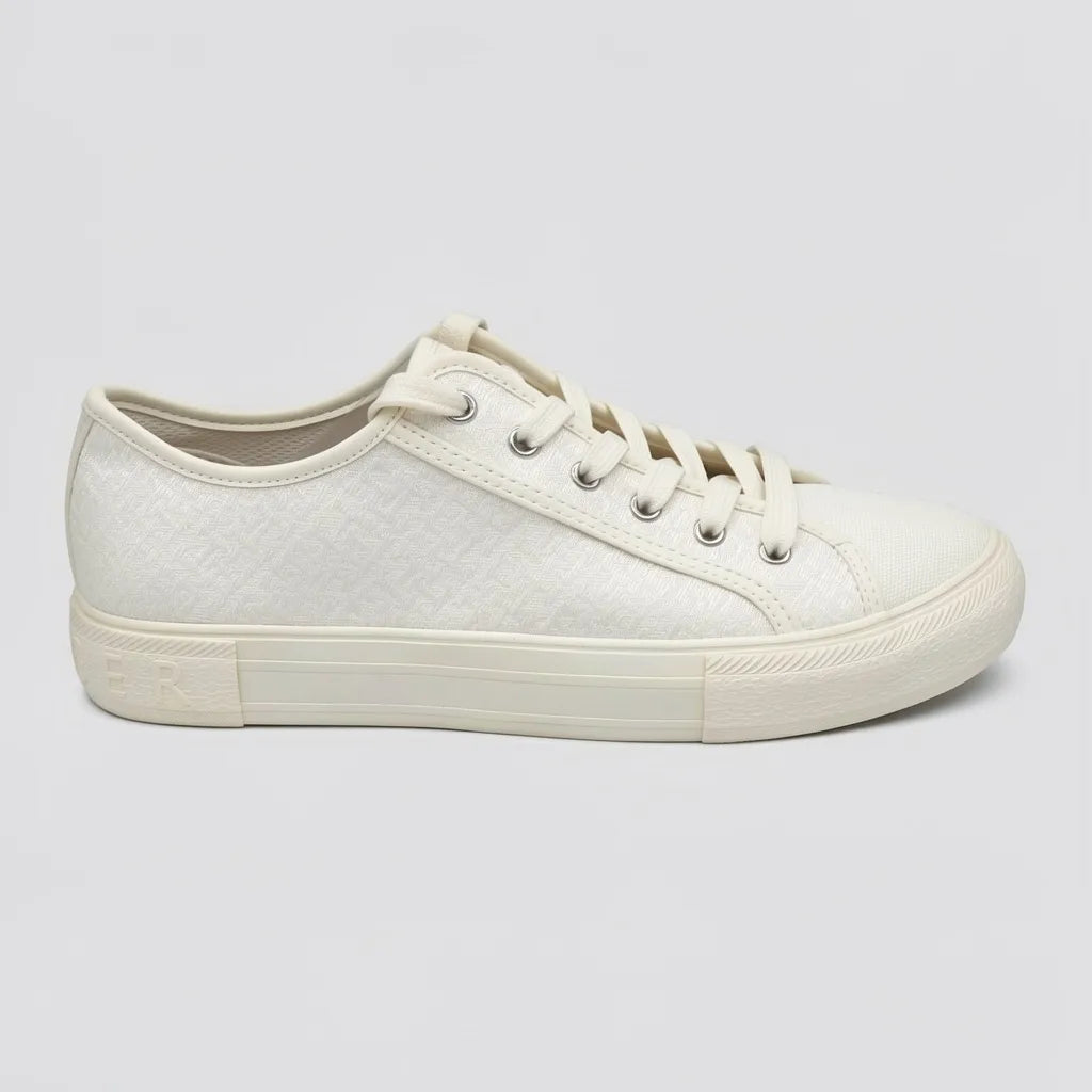 Tommy Tenis Moderno Crema Textura N/A Lateral Suela Crema | Photo Studio AI | 2