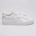 Puma Tenis Moderno Blanco Detalles Plateado Talón Suela Blanca | Photo Studio AI | 1