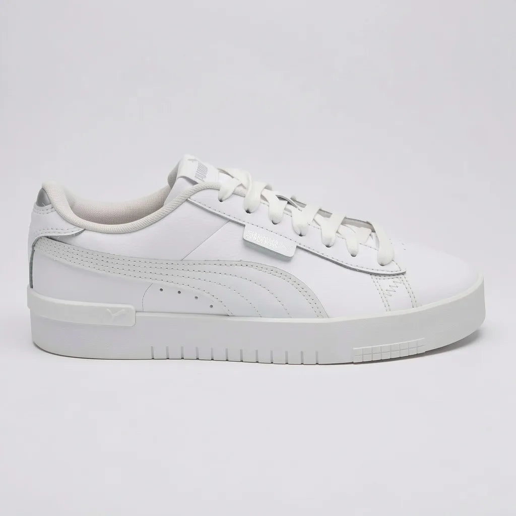 Puma Tenis Moderno Blanco Detalles Plateado Talón Suela Blanca | Photo Studio AI | 1