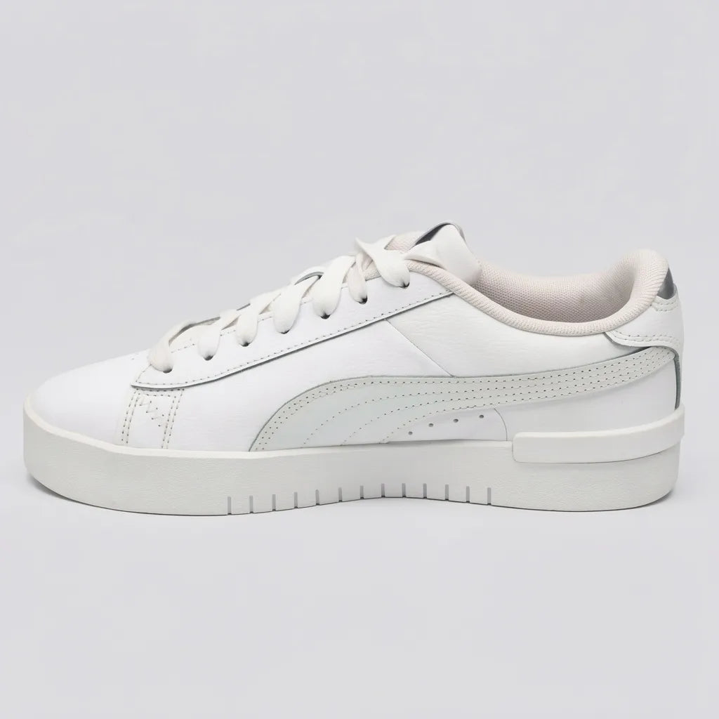 Puma Tenis Moderno Blanco Detalles Plateado Talón Suela Blanca | Photo Studio AI | 2