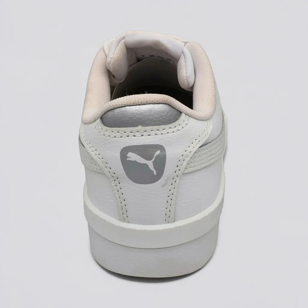 Puma Tenis Moderno Blanco Detalles Plateado Talón Suela Blanca | Photo Studio AI | 3