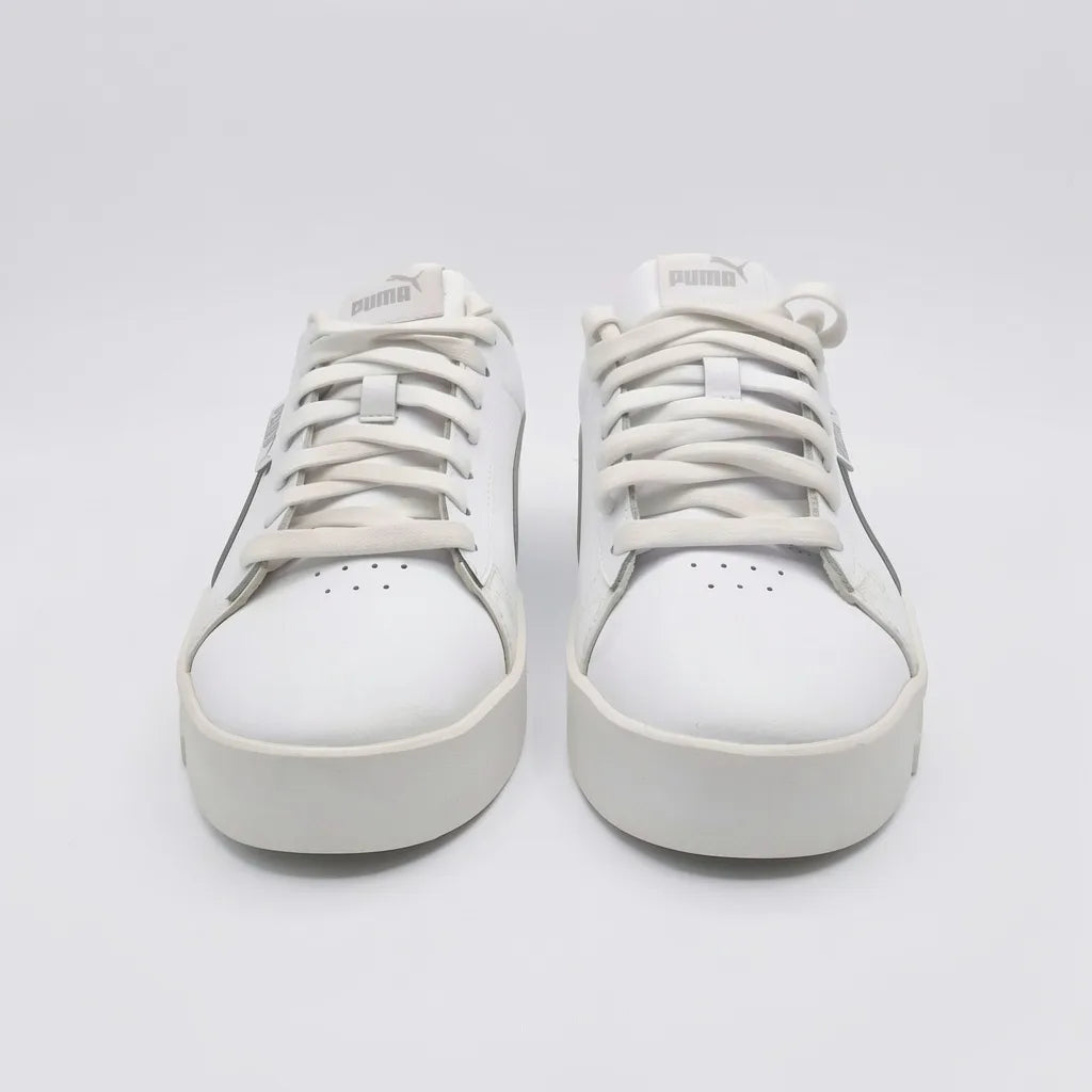 Puma Tenis Moderno Blanco Detalles Plateado Talón Suela Blanca | Photo Studio AI | 4